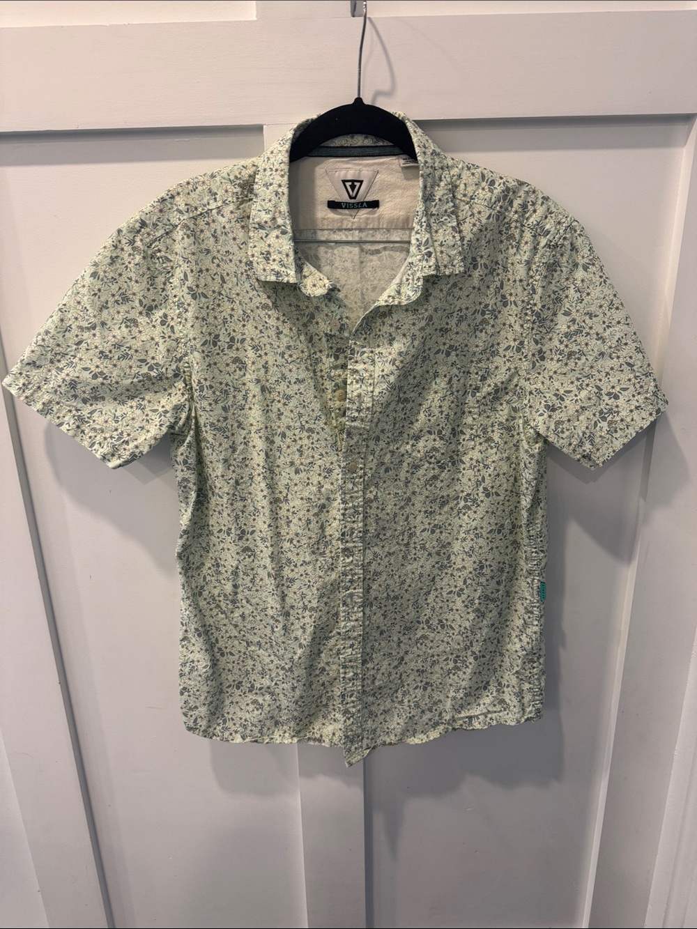 VISSLA Men’s Short Sleeve Button-Down Shirt in Pale Green Floral size Medium